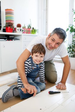 Baba ve oğul mobilya montajı