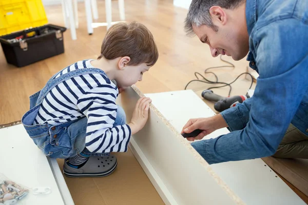 Otec a syn, montáž nábytku — Stock fotografie