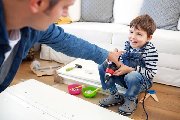 Vader en zoon Montage meubilair Stockafbeelding