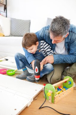 Baba ve oğul mobilya montajı 