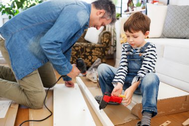 Baba ve oğul mobilya montajı
