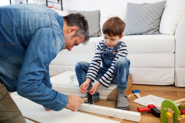 Baba ve oğul mobilya montajı