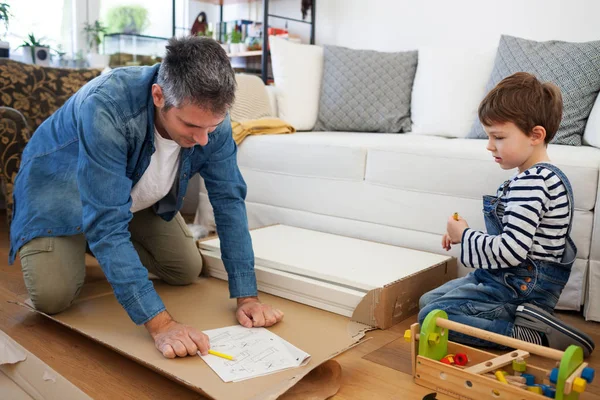 Father and son assembling furniture — Stock Photo, Image