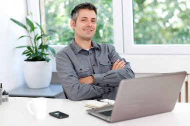 Ofisteki genç adam.