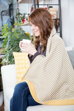 Pencerenin kenarında çay keyfi