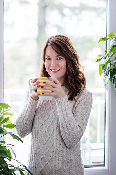 Disfrutando del té junto a la ventana —  Fotos de Stock