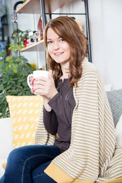 Disfrutando del té junto a la ventana — Foto de Stock