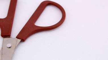 Şarap için makas, beyaz arka planda, iyileşmiş.