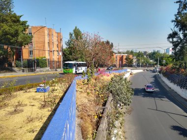 Mexico City 'nin caddeleri, batıda gümüş fabrikalarının olduğu bölgede. Şehir planlaması