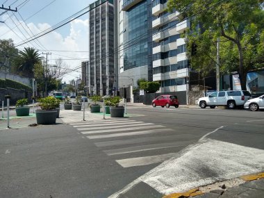 Bir yol kesişmesi, iki ya da daha fazla yolun kesiştiği yol ve ulaşım altyapısını ifade eder. Bu altyapılar kullanıcıların yollar arasında ticaret yapmalarına olanak sağlıyor. 