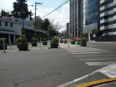 Bir yol kesişmesi, iki ya da daha fazla yolun kesiştiği yol ve ulaşım altyapısını ifade eder. Bu altyapılar kullanıcıların yollar arasında ticaret yapmalarına olanak sağlıyor. 