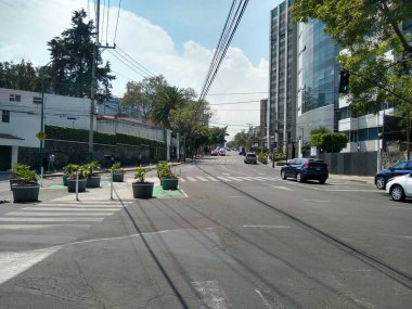 Bir yol kesişmesi, iki ya da daha fazla yolun kesiştiği yol ve ulaşım altyapısını ifade eder. Bu altyapılar kullanıcıların yollar arasında ticaret yapmalarına olanak sağlıyor. 