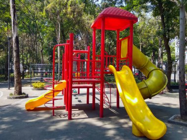 Parktaki çocuklar için farklı fiziksel yetenekler geliştirme oyunları