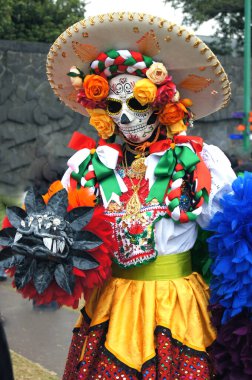 Kurbanlar, kafatasları, Meksika 'daki ölüm günüyle ilgili el sanatları. Renk ve geleneklerle dolu bir festival bize bu hayattan geçtiğimizi hatırlatıyor. 1 Kasım 2012 Mexico City