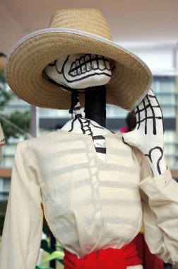 Kurbanlar, kafatasları, Meksika 'daki ölüm günüyle ilgili el sanatları. Renk ve geleneklerle dolu bir festival bize bu hayattan geçtiğimizi hatırlatıyor. 1 Kasım 2012 Mexico City
