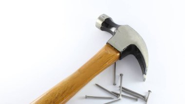 Vurmak, çivilemek ve çivileri sökmek için bir araç, normalde kare ya da yuvarlak bir kafa içerir ve bir tarafından keskinleştirilir, bunun ortasına bir T şekli verir..