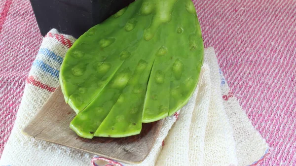 Nopal 'in vücudumuzu sağlıklı tutmak için farklı özellikleri var. Sağlıklı olmanın yanı sıra, kozmetik gibi farklı dallar için de kullanılır. Bunu diyetimize dahil etmek çok önemli.