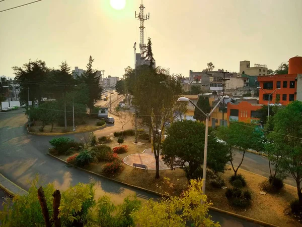 Puesta Sol Ciudad Una Pequeña Avenida Muy Concurrida — Foto de Stock