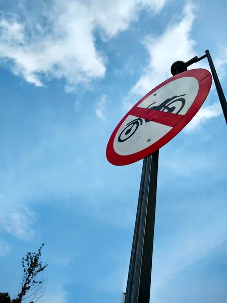 Schilder, die das Parken mit dem Motorrad verbieten. — Stockfoto
