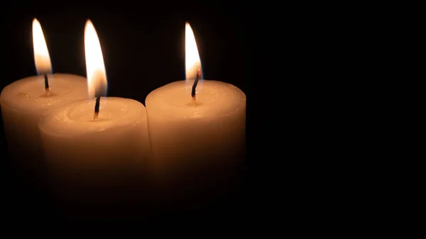 Brennende Kerzen Auf Schwarzem Hintergrund Die Erlöschen — Stockfoto