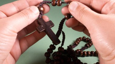 Dua için tespih. Ellerinde tespih dini inancı var.