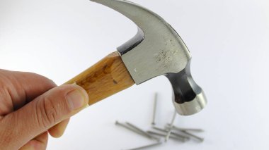 Vurmak, çivilemek ve çivileri sökmek için bir araç, normalde kare ya da yuvarlak bir kafa içerir ve bir tarafından keskinleştirilir, bunun ortasına bir T şekli verir..