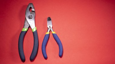 Mekanik kerpeten, farklı maddelerin metal parçalarını manipüle etmek, bükmek veya tutmak için kullanılır..
