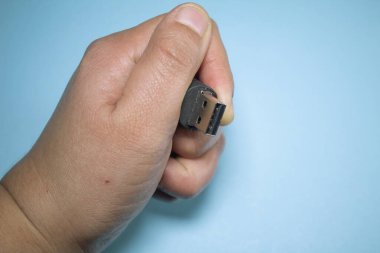 Bir Usb depolama aygıtı tutuyor