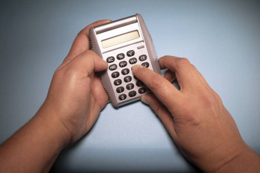 Küçük ve basit bir hesap makinesinde işlem yap