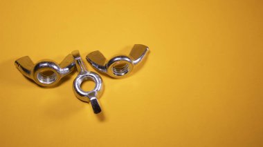 Sarı arka plandaki kelebek cevizi elle manipülasyona izin veriyor. Ayrıca pullu fındık da denir.