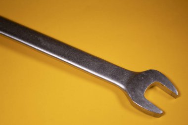 Kombinasyon anahtarı, bu kılavuz araç vida veya fındık kullanılarak vidaları sıkmak için kullanılır çoğunlukla altıgen başlıklı.