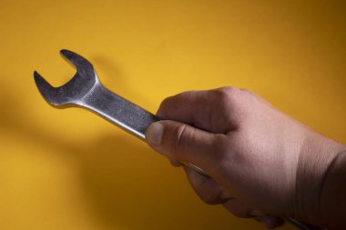 Kombinasyon anahtarı, bu kılavuz araç vida veya fındık kullanılarak vidaları sıkmak için kullanılır çoğunlukla altıgen başlıklı.