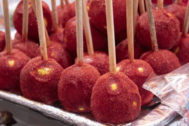 Şili aromalı elmalar, tipik Meksika tatlısı.