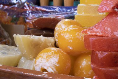 Kristalize papaya şekeri. Şekerli meyvenin aksine, Meksika 'nın kristalize edilmiş meyveleri, meyvenin kireçlenmesiyle pişirilir..