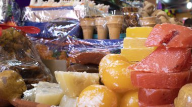 Kristalize papaya şekeri. Şekerli meyvenin aksine, Meksika 'nın kristalize edilmiş meyveleri, meyvenin kireçlenmesiyle pişirilir..