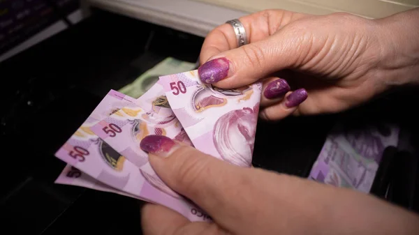 Olgun kadın kasada para saklıyor, Meksika pezosu.
