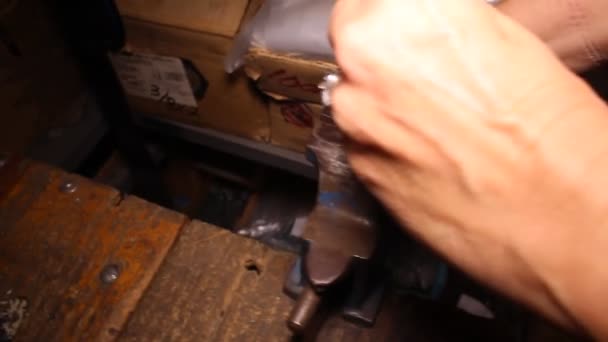 Baskı Mengene Belirli Metalleri Sıkmak Bükmek Için Kesim Ayarlamalarda Parçaları — Stok video