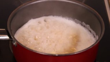 Sağlıklı bir hayat sürmek için yulaf ezmesi pişirme eylemi