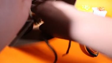 Noel partileri ya da tatiller için geri dönüşüm çantasında ve kartonda hediyeler saklayan kişi.
