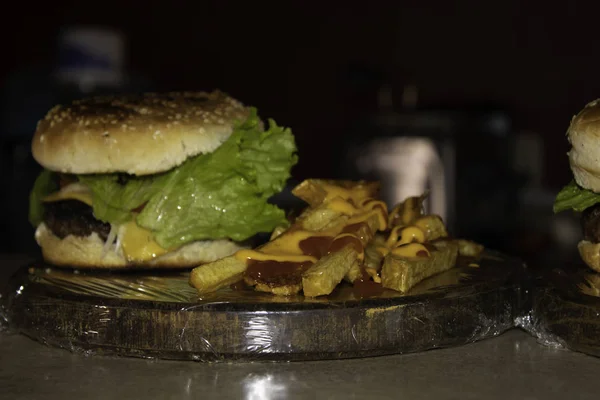 Hamburgare Träplatta Med Pommes Frites — Stockfoto