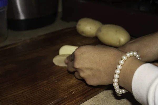 Γυναίκα Κόβει Πατάτες Για Φτιάξει Τηγανητές Πατάτες — Φωτογραφία Αρχείου