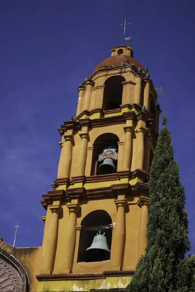Белая Колокольня Колониальной Архитектурой Церкви Сан Мигель Альенде Гуанахуато Мексика — стоковое фото