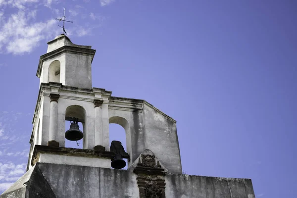 Weißer Glockenturm Mit Kolonialer Architektur Einer Kirche San Miguel Allende — Stockfoto