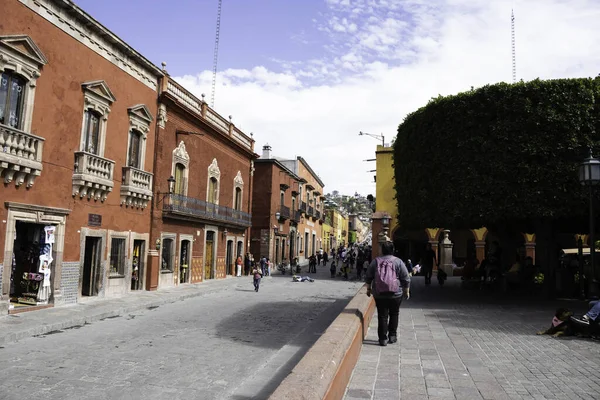 11 Ocak 2020 'de San Miguel de Allende, Guanajuato, Meksika' daki Allende Garden 'ın yanındaki ana caddede.