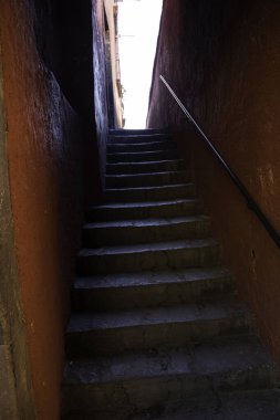 Sömürge tarzı merdivenler, San Miguel Allende 'de sokak, Guanajuato, Meksika