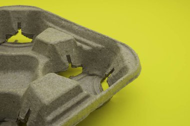 Geri dönüştürülmüş karton bardak tutacağı tepsisi, dört içki için, biyolojik olarak çözünebilir.