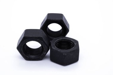 Genellikle metalik bir parça, dört ya da altı kenarlı, merkezinde dairesel bir delik olan, bir vidanın ipliğine uyacak şekilde oyulmuş..