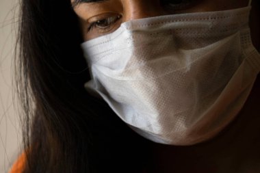 Koronavirüs testi pozitif çıktığı için üzgün olan kadın.