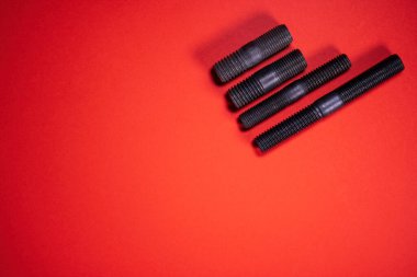Çelik çubuklar ya da çiviler arka planı kapatır. Sanayi geçmişi