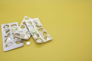 Bir hastalığı iyileştiren ya da önleyen, vücut üzerindeki etkisini azaltan ya da fiziksel acıyı dindiren bir madde..